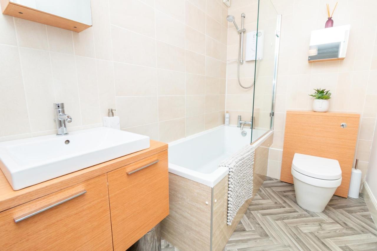 D'City Apartment, Up To 5 Guests Dundee Bagian luar foto